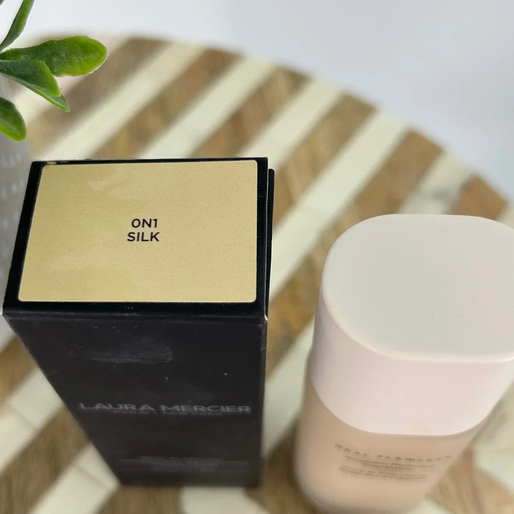 Laura Mercier Real Flawless Weightless Perfecting Foundation 0N1 Silk 1oz New
